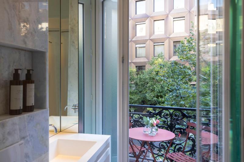 Double Room with Balcony image 2