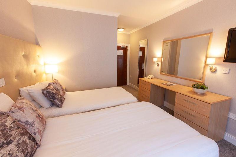 Twin Room image 1