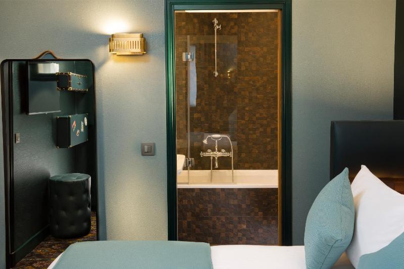 Twin Room image 4