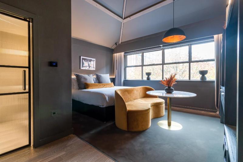 King Suite with Walk-In Rain Shower and Sitting Area - Non-Smoking image 2