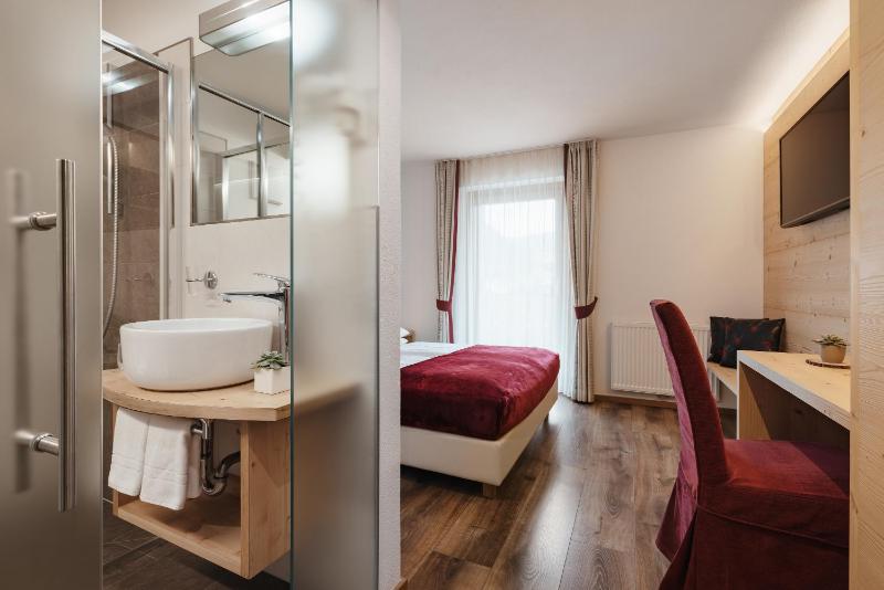 Standard Double or Twin Room image 3