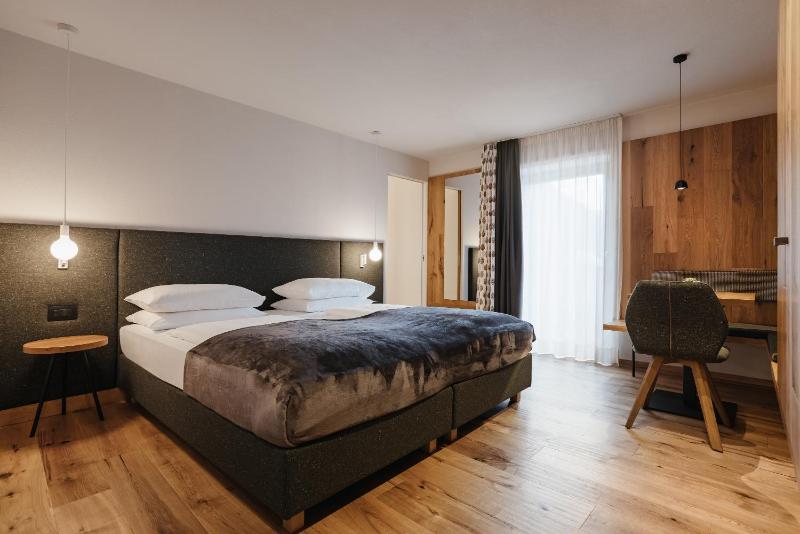 Deluxe Double or Twin Room with Balcony image 1