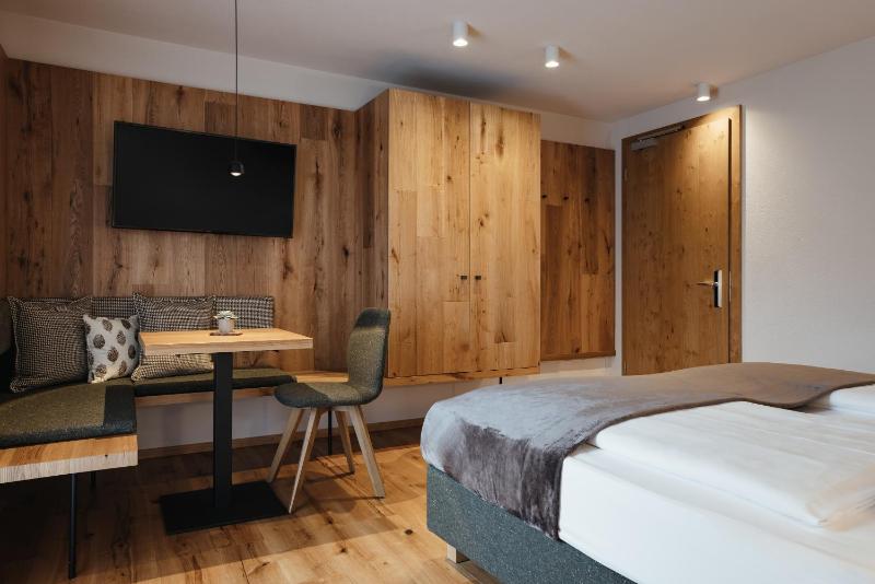 Deluxe Double or Twin Room with Balcony image 3