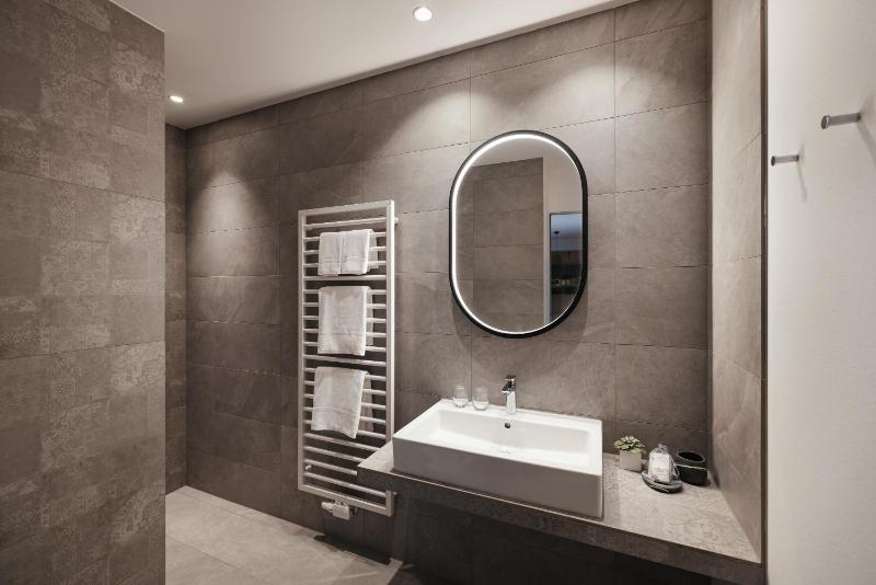 Deluxe Double or Twin Room with Balcony image 4