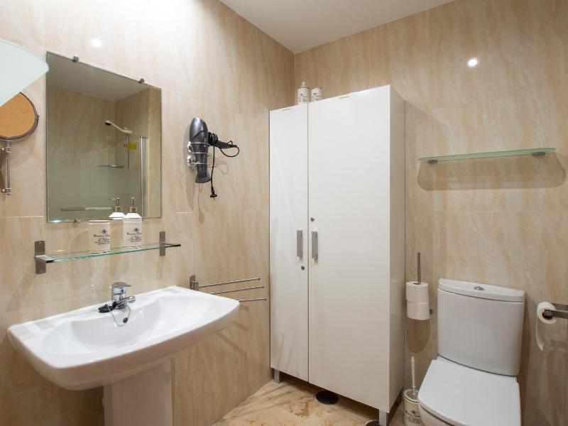 2091- Apt close from all amenities - image 8