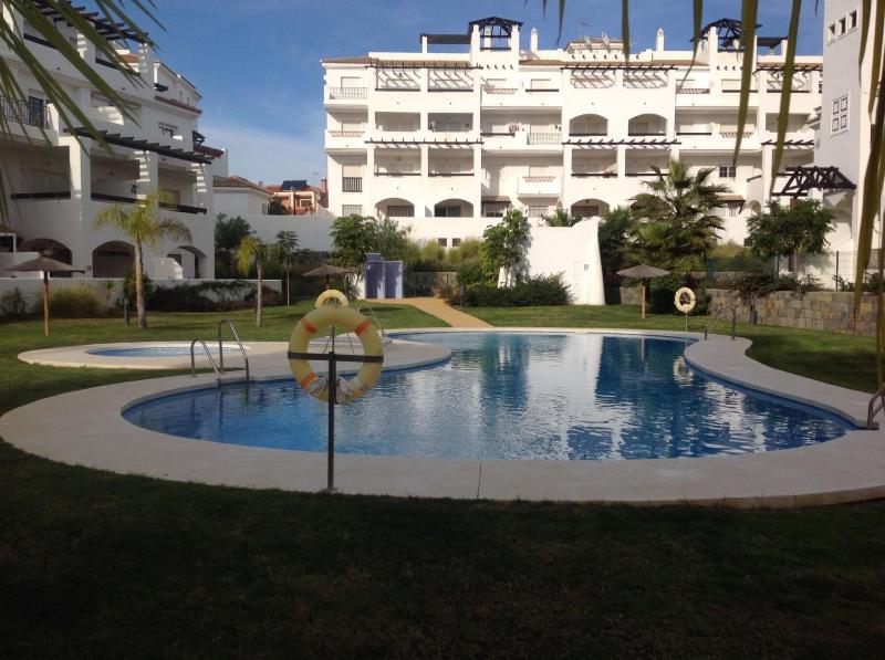 2091- Apt close from all amenities - image 2