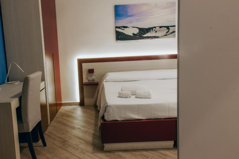 Twin Room image 4