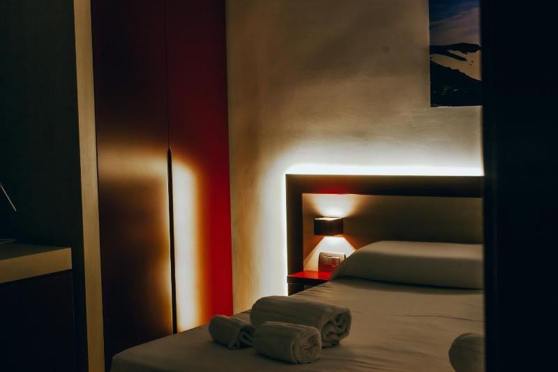 Twin Room image 3