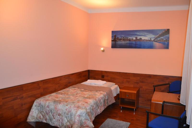 Single Room image 3