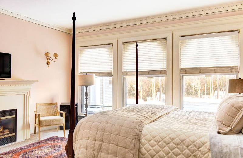 Deluxe King Room image 1