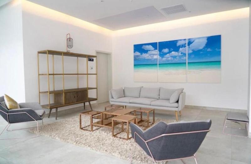 Stylish luxury condo central location ocean view pool gym - image 4