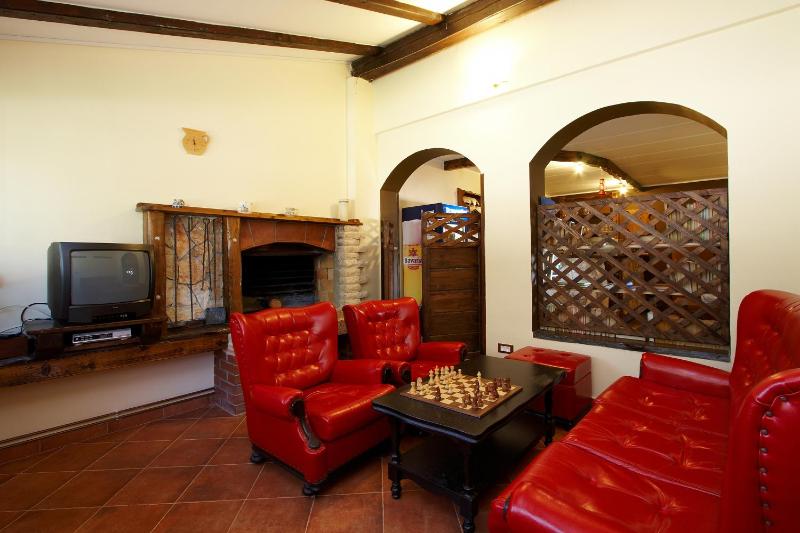 Guesthouse ''Barboska'' - big outdoor swimming pool & private tennis court - image 9