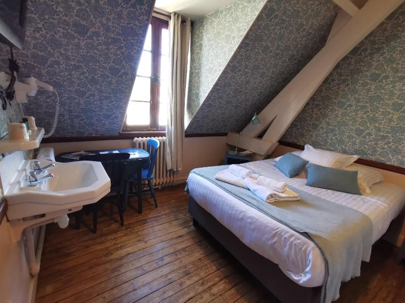 Double Room with Shared Bathroom image 4