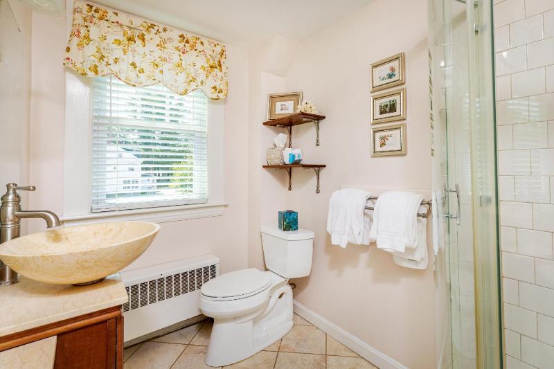 King Suite with Private Bathroom image 4