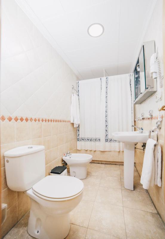 Twin Room image 4