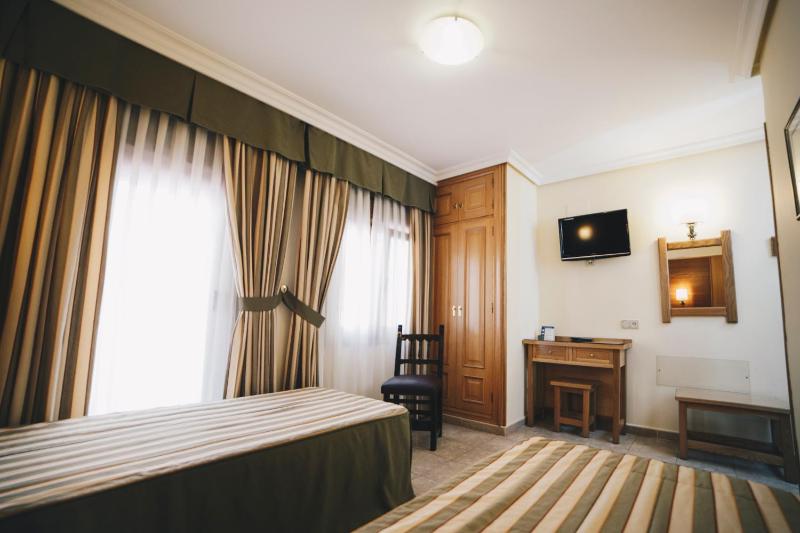 Twin Room image 2