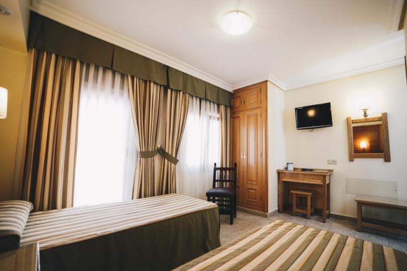 Twin Room image 3