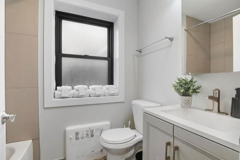 Lively 2BR Apartment Near the Beach and Park - Sheridan 1 - image 2