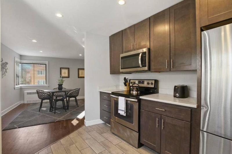 Lively 2BR Apartment Near the Beach and Park - Sheridan 1 - image 4