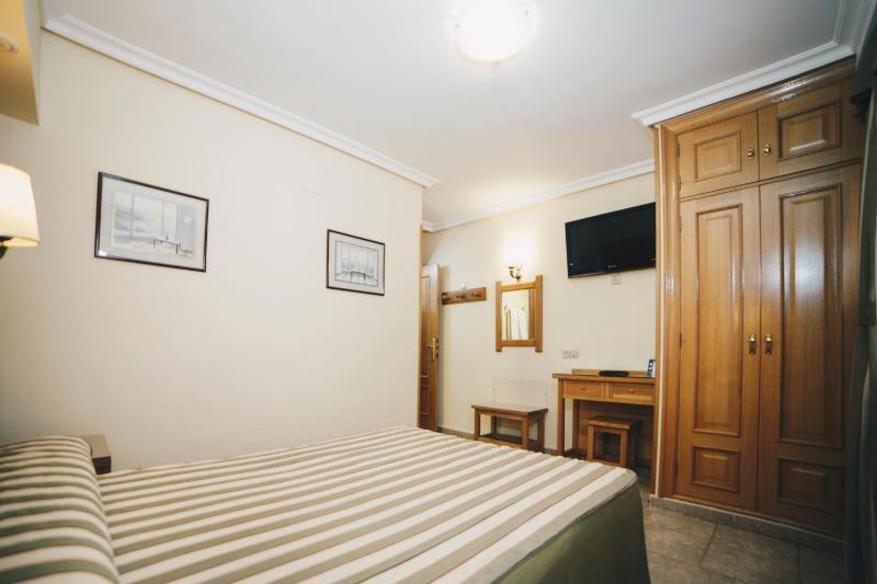 Standard Double Room image 4