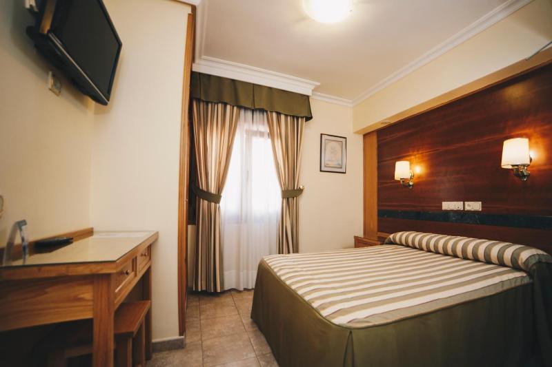 Standard Double Room image 3