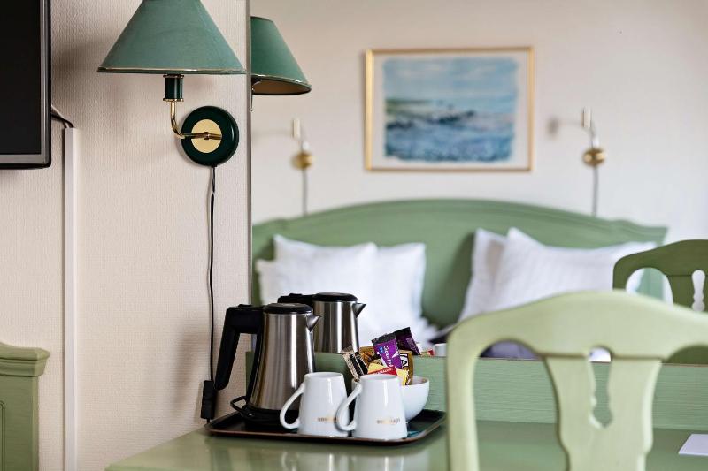 Standard Twin Room image 3