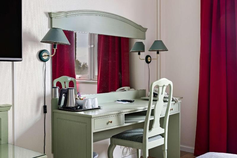 Standard Twin Room image 4