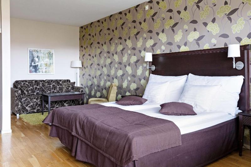 Twin Room with Sofa Bed image 3