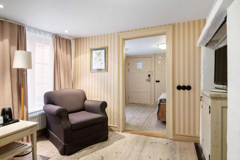Suite with Two Single Beds image 4