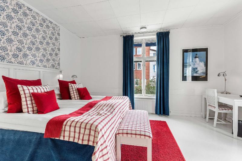 Suite with Two Single Beds image 1