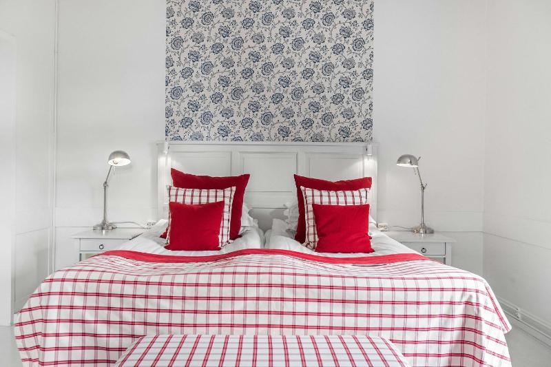 Suite with Two Single Beds image 4