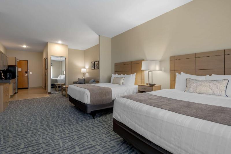 Queen Suite with Two Queen Beds and Mobility Accessible Tub image 4