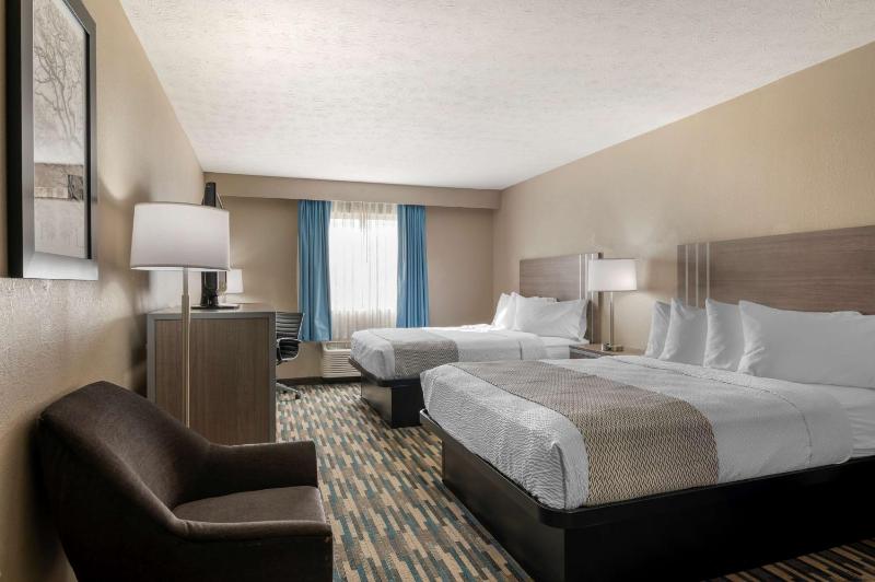 Queen Room with Two Queen Beds - Non-Smoking image 1