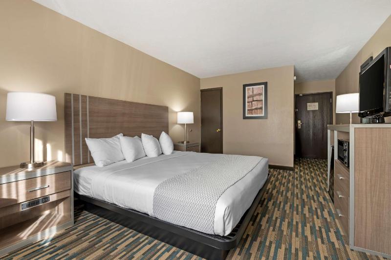 King Room with Roll-In Shower - Disability Access image 4