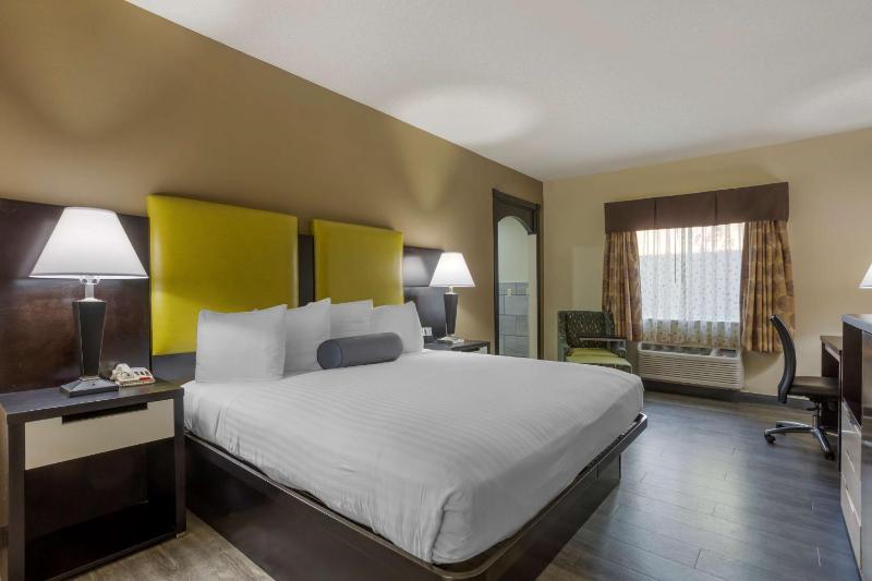 King Room with Spa Bath image 2