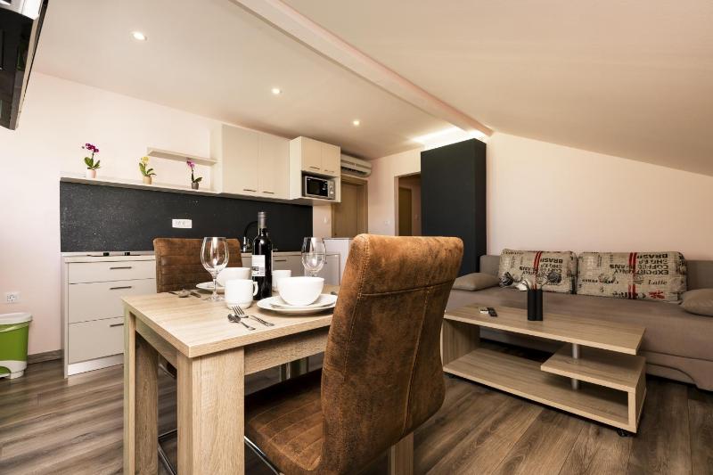 Rooms with a parking space Mali Losinj (Losinj) - 9681 - image 12