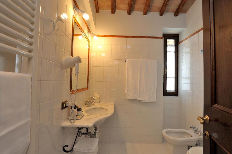 Standard Double Room image 4