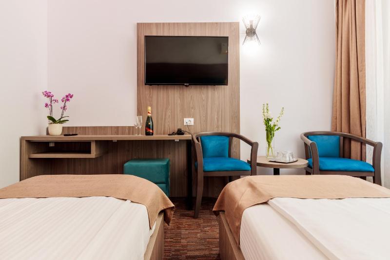 Standard Twin Room with Balcony image 1