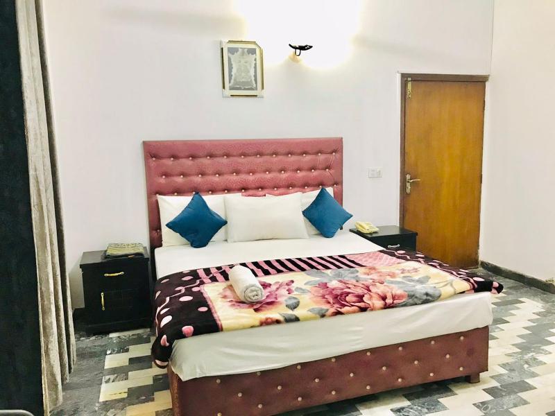 Deluxe Double or Twin Room image 4