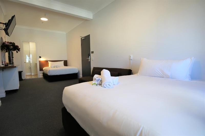 Deluxe Double Room with Two Double Beds image 2