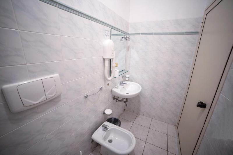 Double Room image 3
