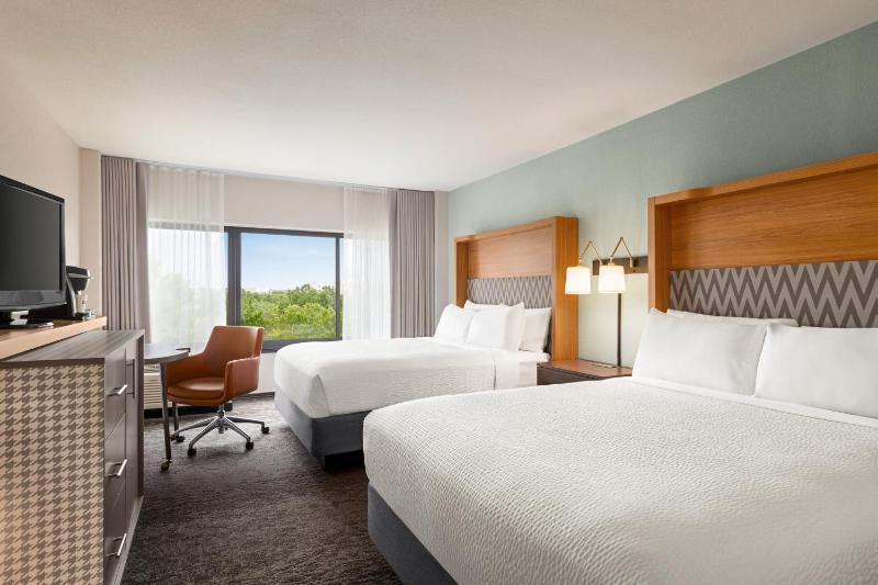 Queen Room with Two Queen Beds - Pool Side image 3