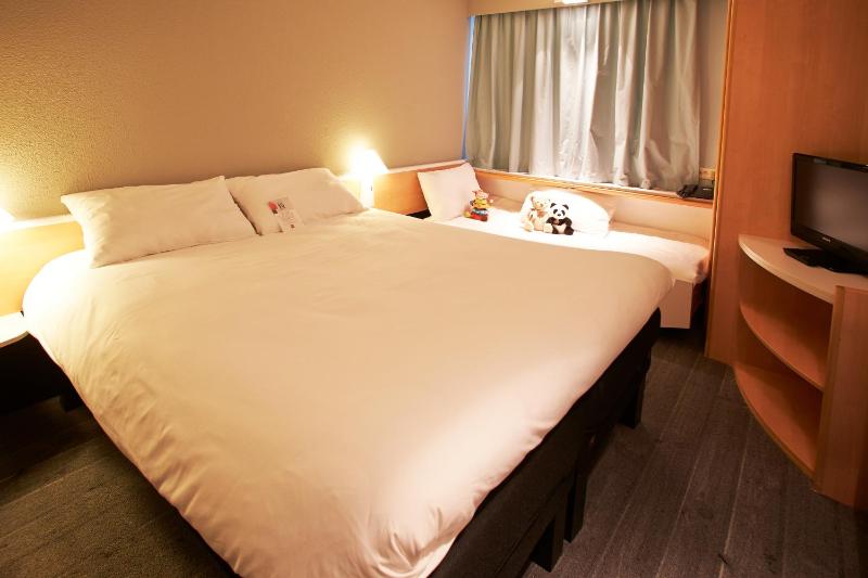 Standard Twin Room image 4