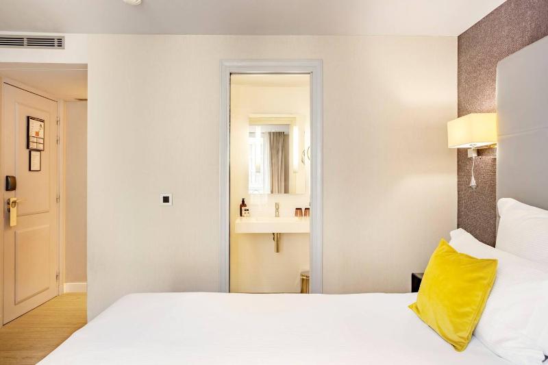 Classic Double Room image 3