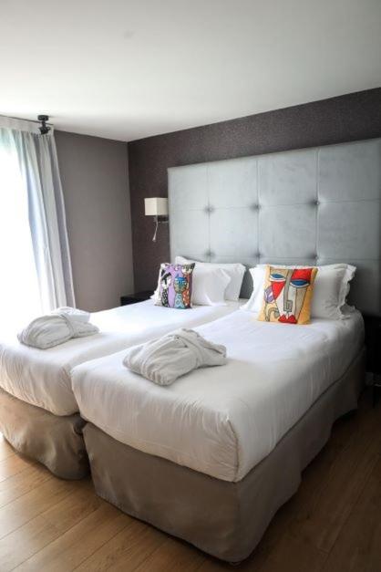 Deluxe Double Room with Balcony image 2
