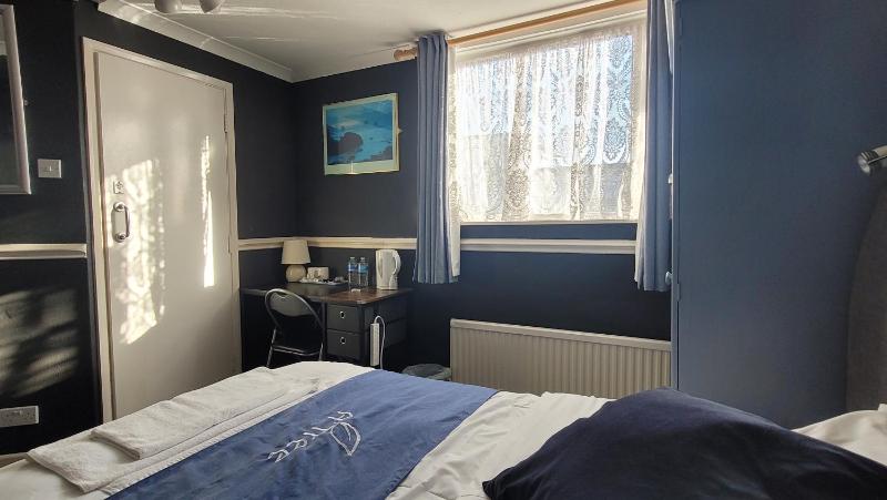 Single Room with Private Bathroom image 3