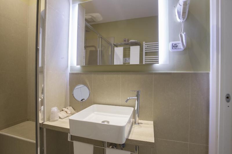 Standard Double or Twin Room image 2