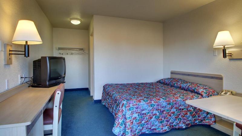 Deluxe Queen Room - Non-Smoking image 1