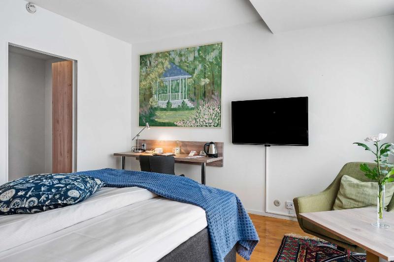 Standard Double Room image 3
