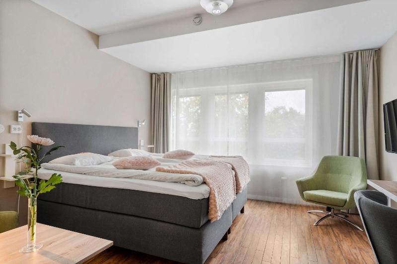 Standard King Room image 4